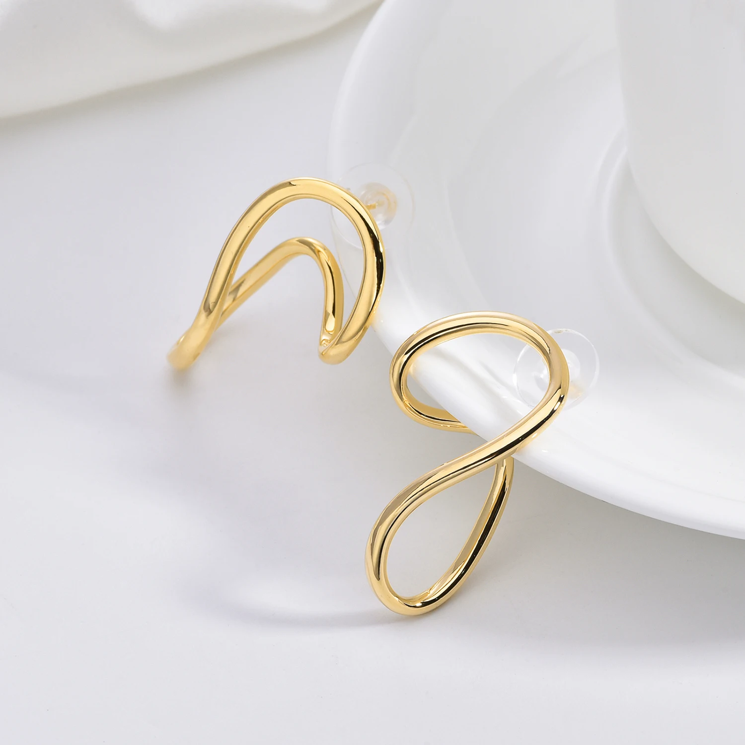 Kanberich 2024 Latest 18K Gold Plated Brass Curved Ring Women Earrings Metal Wind Earrings Wholesale