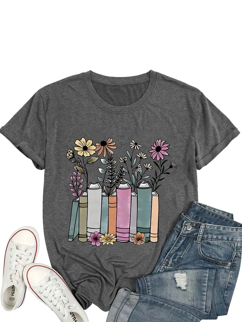 Camiseta feminina branca plus size com estampa de livro e flores para livro - eventos temáticos e jardim - passeios inspirados