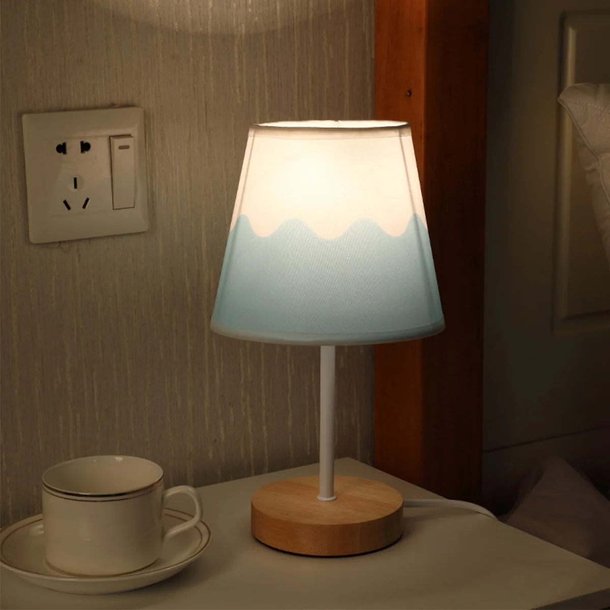 Wooden Table Lamp Night Light USB Powered Nightstand Lamp Bedside Lamp With Cylinder Lamp Shade Desk Light Home Bedroom Decor