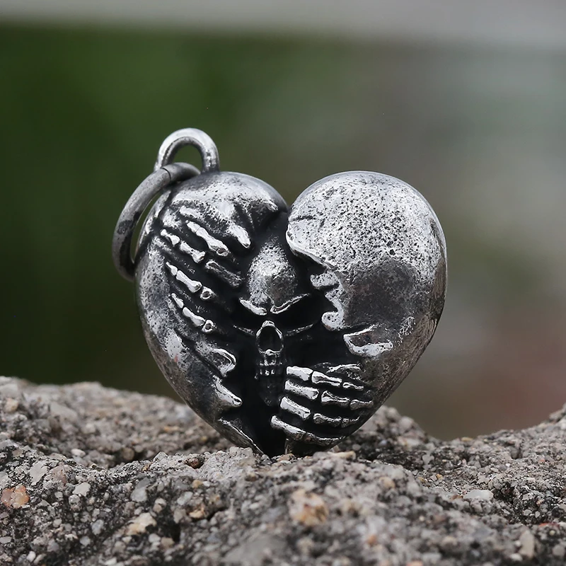 2022 NEW Stainless Steel Unique Broken Heart With Skull Men Necklace Pendant Fashion Unisex Jewelry Gothic Couple Gift V228