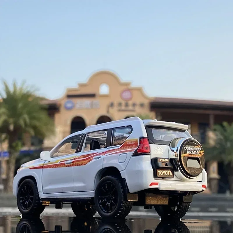 1:32 トヨタ プラド SUV ダイキャストメタルランドクルーザーシミュレーションカーモデルファッション装飾品、合金カーモデル、おもちゃ、グッズ