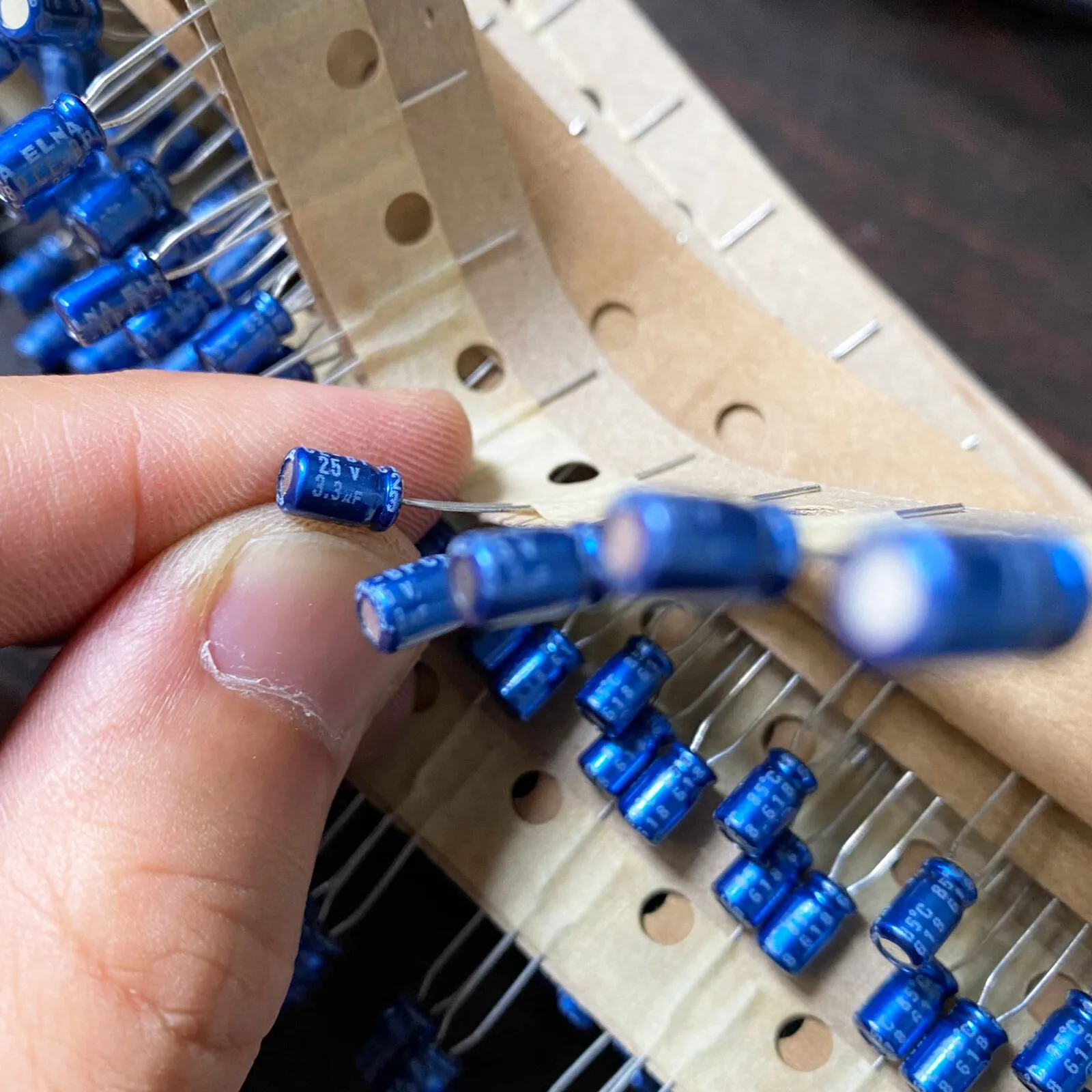 

30 шт. ELNA CE-BP (RB2) 3,3 мкФ 25 В 4x7 мм неполярный электролитический конденсатор 85 ток 25 В 3,3 мкФ