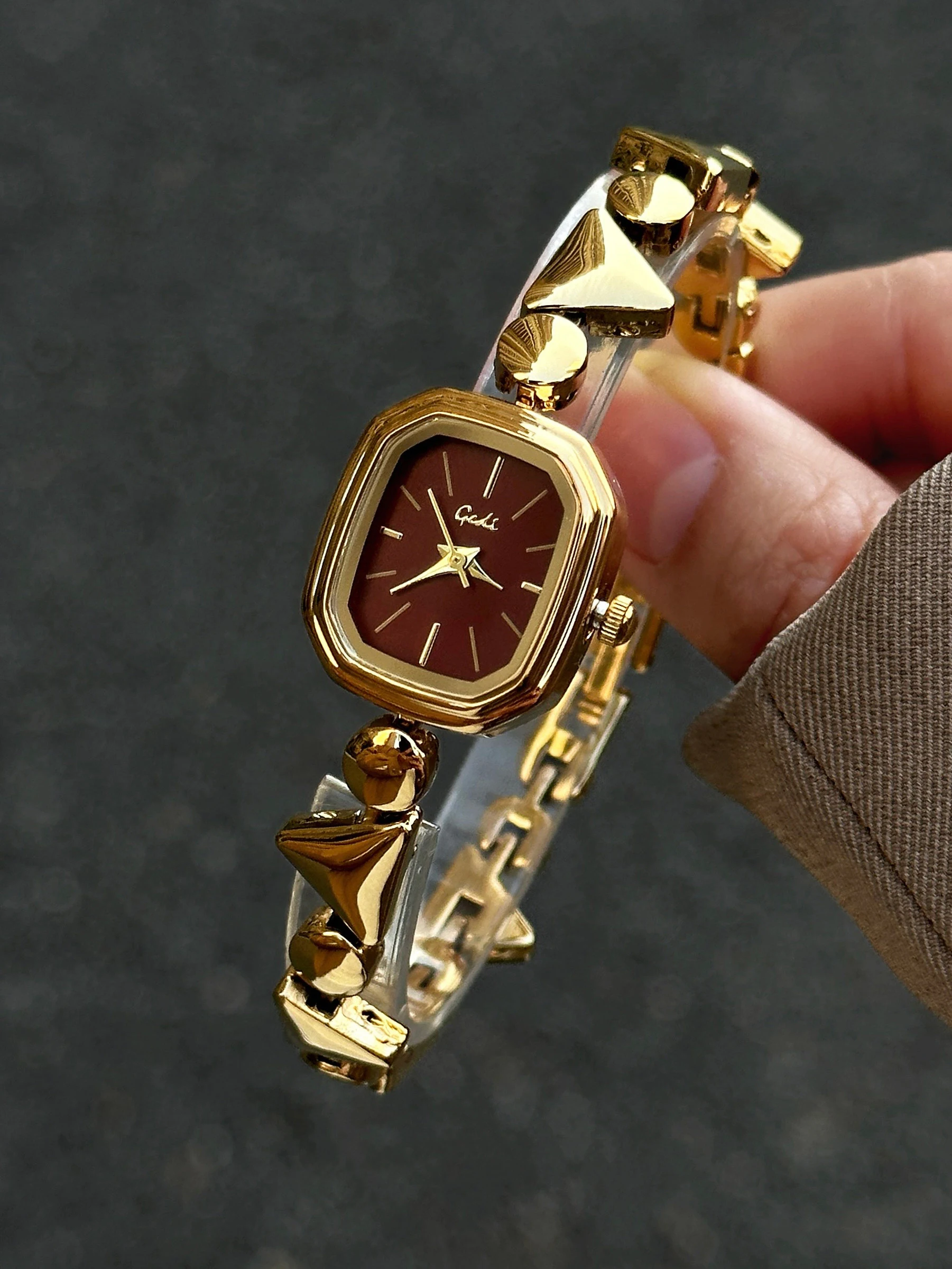 

NEW Vintage-Style Fashion Watch for Women Creative, Exquisite Square-Link Strap Quartz Bracelet Authentic Ladies' Watch Gift