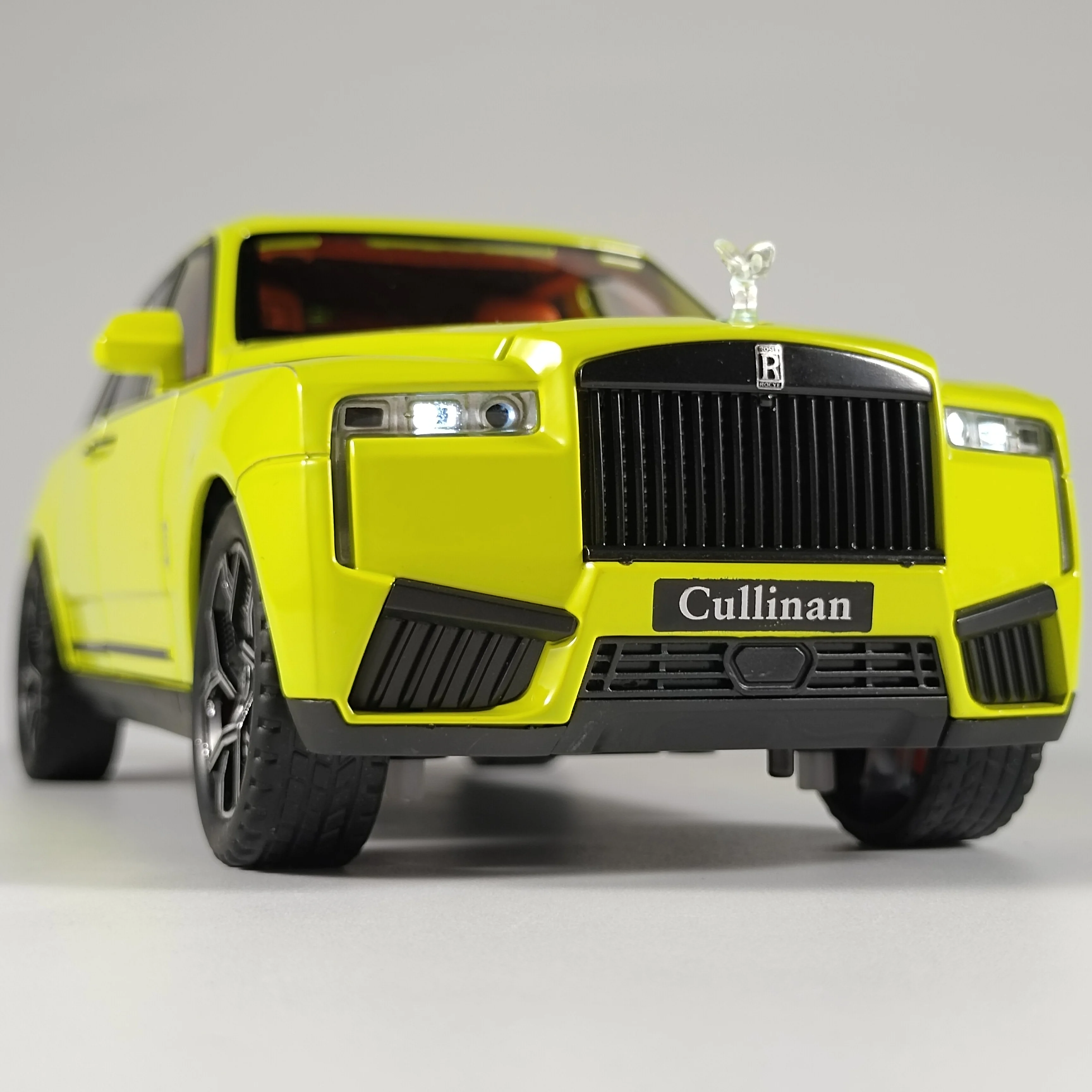 1/24 Rolls Royce Cullinan SUV, литая под давлением металлическая модель из сплава, роскошный автомобиль, аксессуары на крышу звездного неба, подарок для детей, коллекционный дисплей