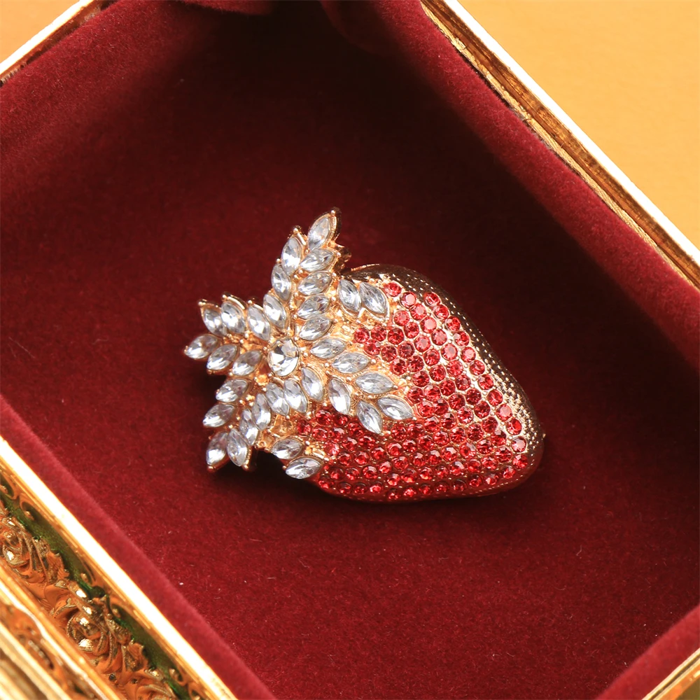 SKEDS Cute Plant Strawberry Brooch Creative Rhinestone Fruit Pin Fashion Versatile Clothing Accessory Red Crystal Corsage