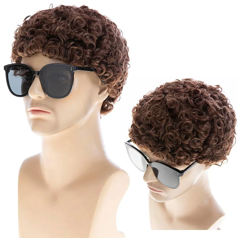 男性用デイリードレスアップヘッドウェアウールパーマショートヘアイブニングパーティースーツマッチブラウンスモールロールヘッドギアボール男性用耳丈ヘアウィッグ