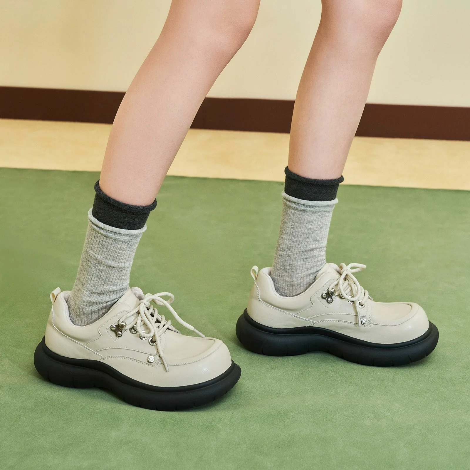 

Новинка 2025, женские осенние массивные кожаные туфли, винтажные черные лоферы в британском стиле, увеличивающие рост, с большой головой