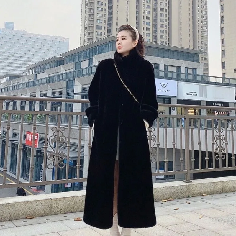 نمط جديد سميك عصري من قطعة واحدة بياقة واقفة من الفرو الصناعي معطف شتوي فضفاض طويل مع ملابس خارجية من فرو المنك