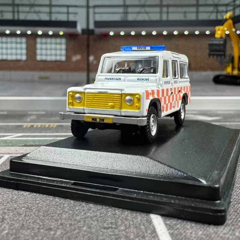 Primer plano de los detalles del Land Rover de rescate en montaña Oxford a escala 1:76.