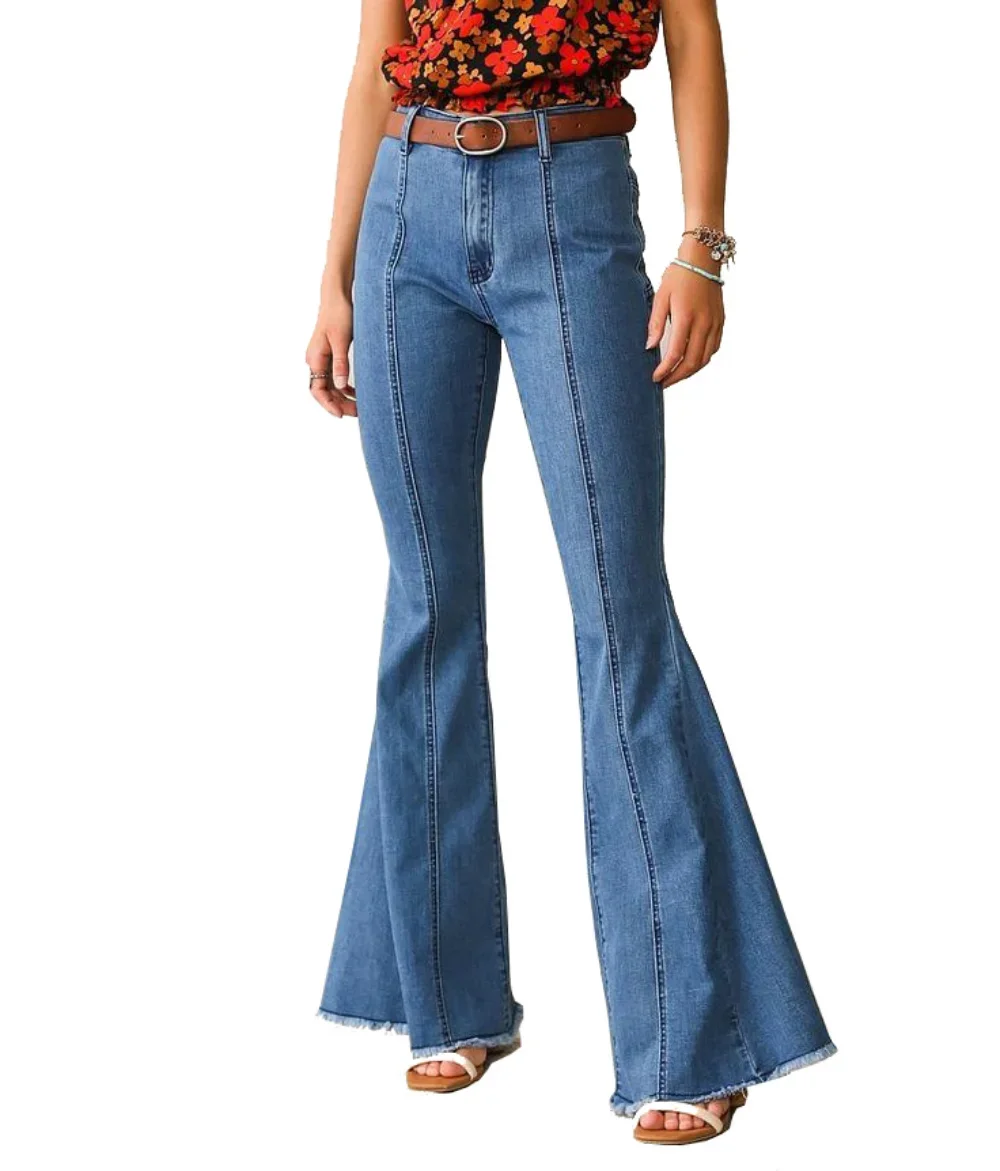 

Женские джинсы-клеш в винтажном стиле с пэчворком и нашивками-пентаграммами, средней посадкой, карманами и эффектом потертости