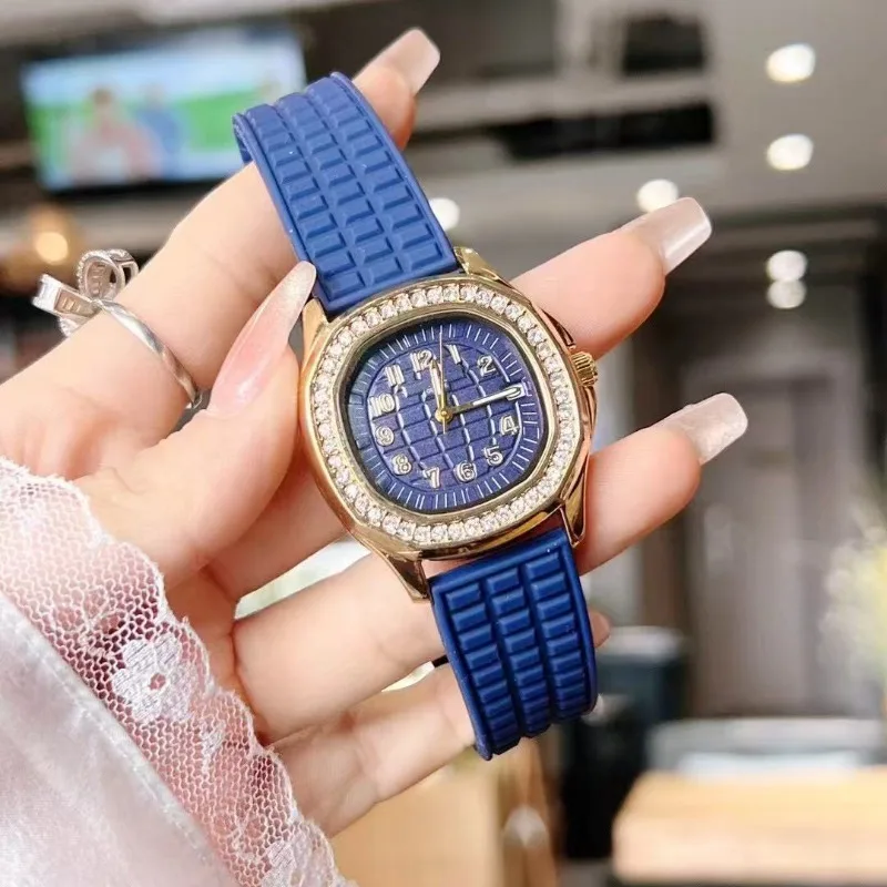 ​ ​ 2025 ساعة كوارتز نسائية سوار فولاذي غير قابل للصدأ كريستال الياقوت مقاوم للماء تقويم مضيء ساعة عصرية كاجوال للأعمال