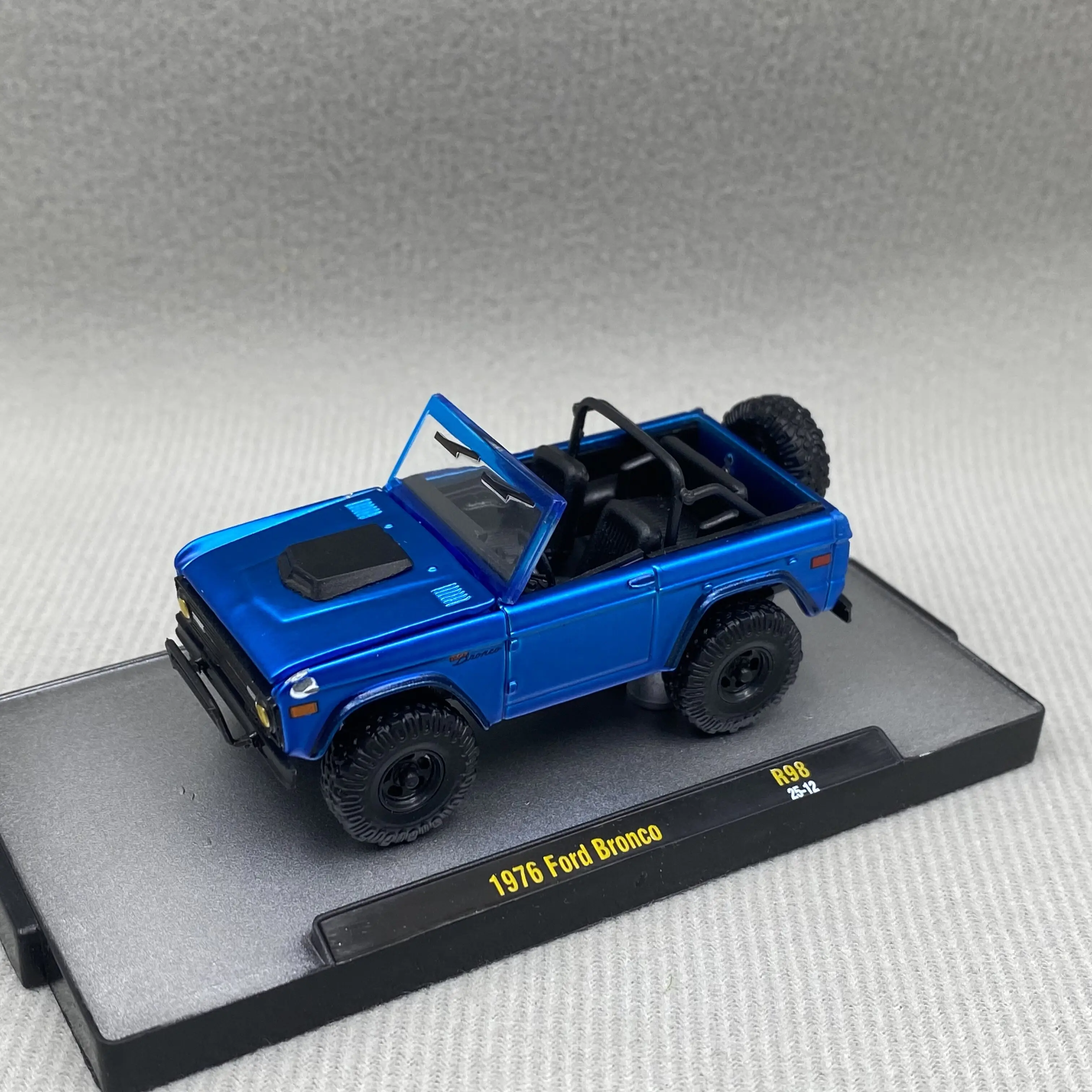 M2 Machines 1:64 1976 Ford Bronco diecast alloy car model Children's toys and gifts