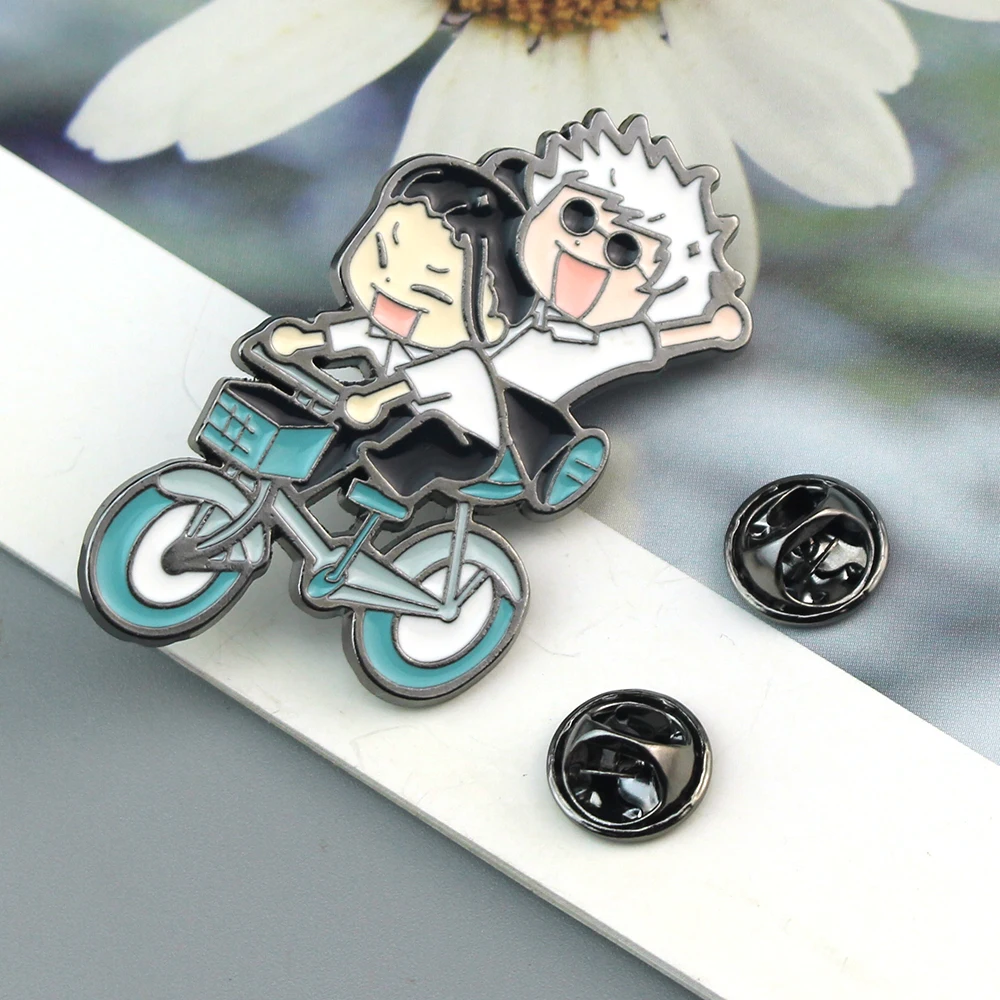 Cartoon Anime Jujutsu Kaisen Metall-Emaille-Brosche, Niedliche und Kreative Gojo Satoru Geto Suguru auf Fahrrad Reitend Anstecknadel Accessoires – Detail 4