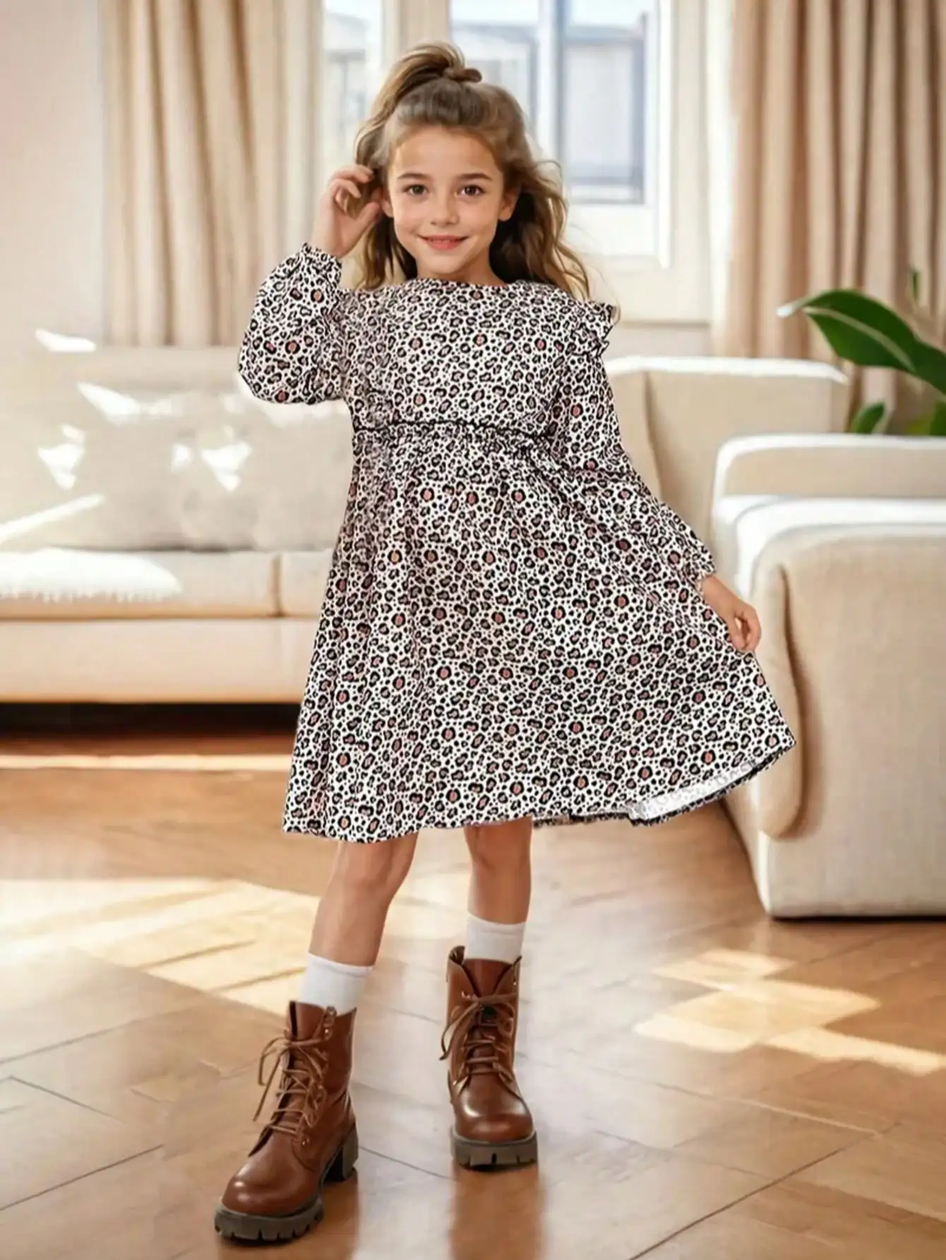 Elegantes, vielseitiges Kleid mit Leopardenmuster und langen Ärmeln für Mädchen, aus schmalem Strickstoff mit ausgestellten Rüschenkanten-Details. – Detail 9