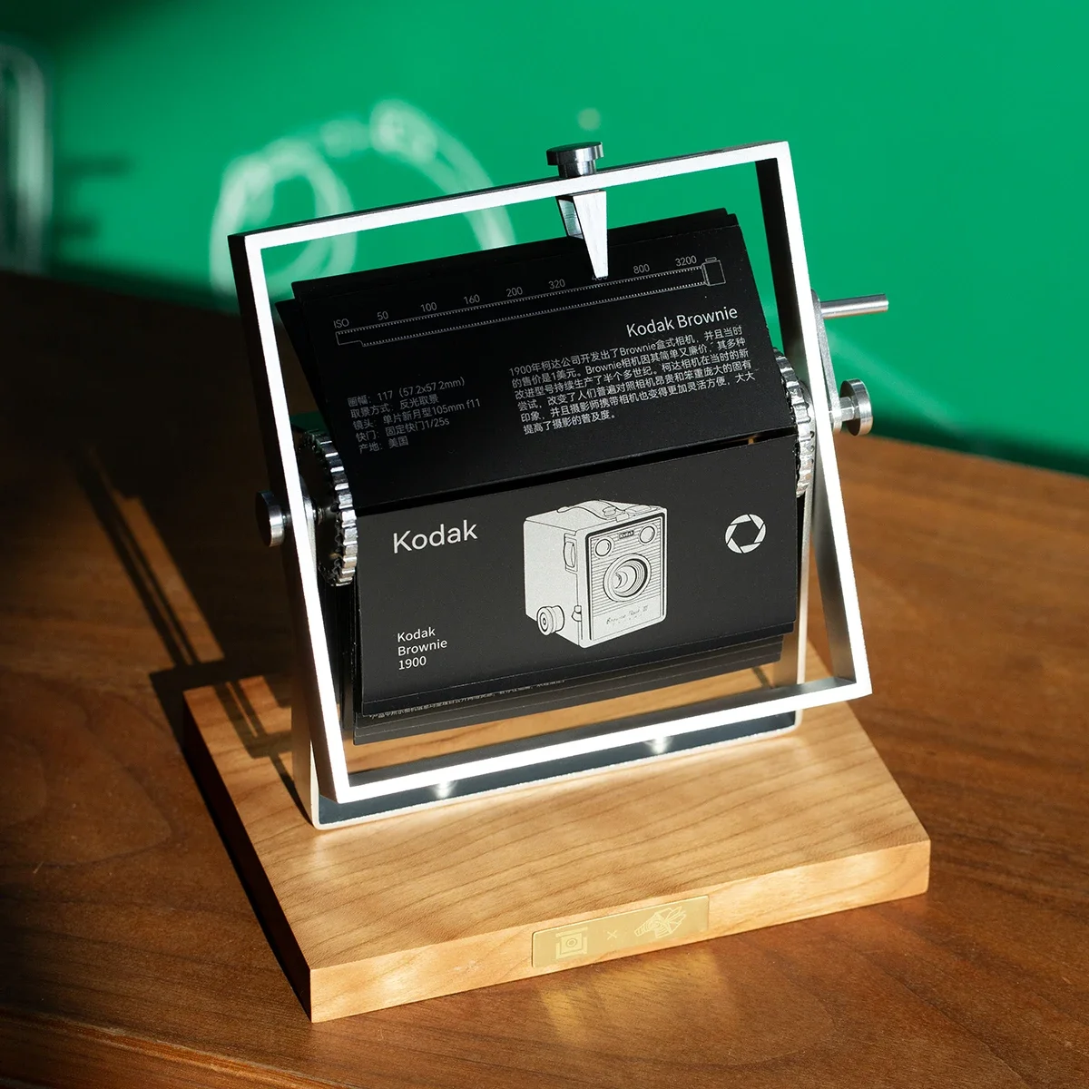 Classic film camera flip, film camera mechanical calendar, photography popular science ornament photography gift