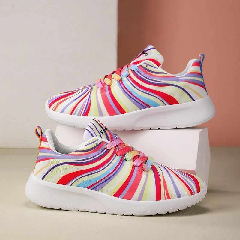 أحذية رياضية كاجوال مخططة بألوان قوس قزح للنساء، أحذية صيفية شبكية عصرية مسطحة للشاطئ والعطلات الترفيهية برباط للسيدات
