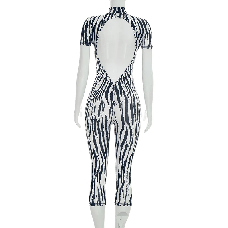 Bedruckter, kurzärmeliger, halbhoher, rückenfreier, eng anliegender Freizeit-Jumpsuit mit Siebenviertel-Schnitt. – Detail 10