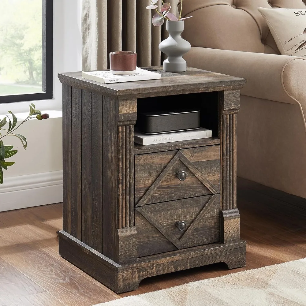 منضدة على طراز المزرعة الحديثة مع منفذ شحن، وطاولة جانبية خشبية ذات درج مزدوج، ولمسة عمود روماني لمساحات المعيشة