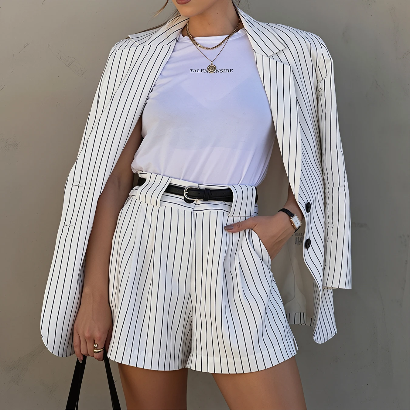 New Summer Women's Black and White Striped Casual Two-piece Set, Featuring a Long-sleeved Collared Blazer and High-waisted Shorts, Suitable for Daily Commutes and Office Occasions.
