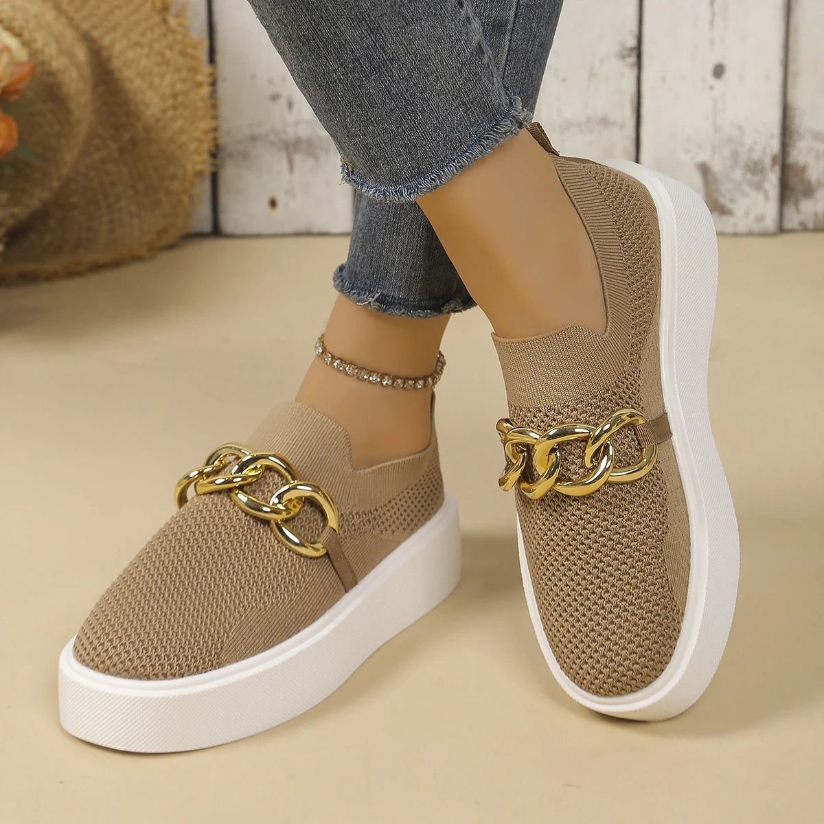 2024 Ladies Spring New Fashion Metal Chain Designer Flats Casual Walking Shoes Women Platform Shoes Big Size Women Mesh Shoes