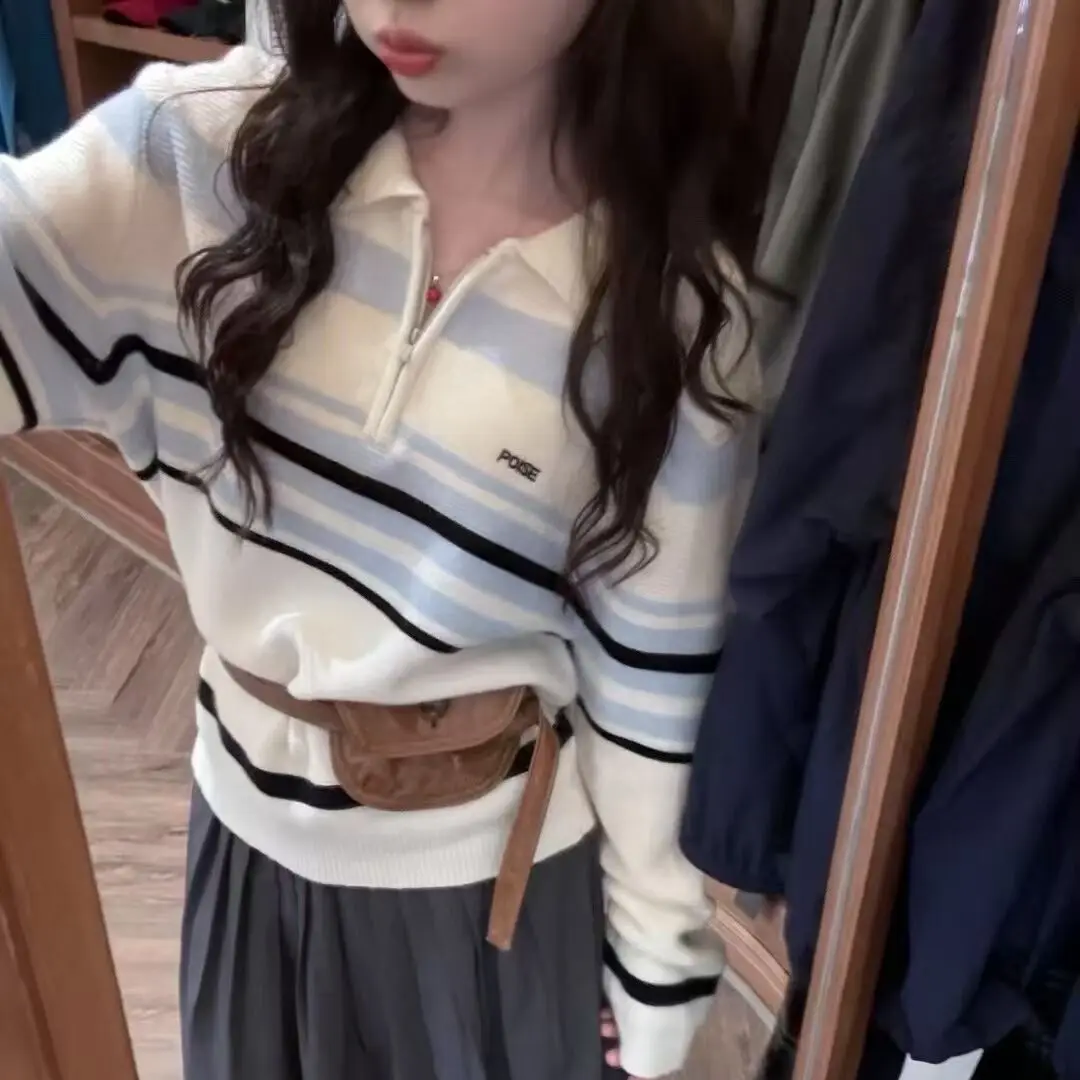 

Дизайнерская блузка с открытой молнией и воротником-поло, вязаный свитер, полосатый джемпер контрастного цвета, топы в консервативном стиле, корейская мода для женщин и девочек