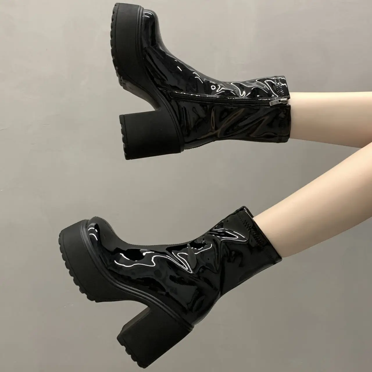 

Черные ботильоны на платформе с круглым носком, осенне-зимние кожаные женские ботильоны на очень высоком каблуке, трендовые женские короткие туфли в готическом стиле 2025 года