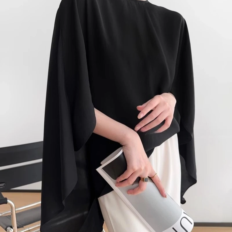 Camisa azul con tapa fluida y colgante