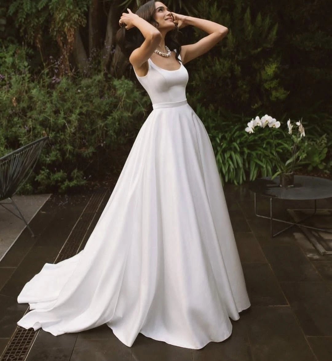 Robe de mariée élégante à bretelles spaghetti A-ligne, longueur au sol, dos nu, train de balayage, personnaliser pour mesurer les patients, quel que soit le satin ivoire