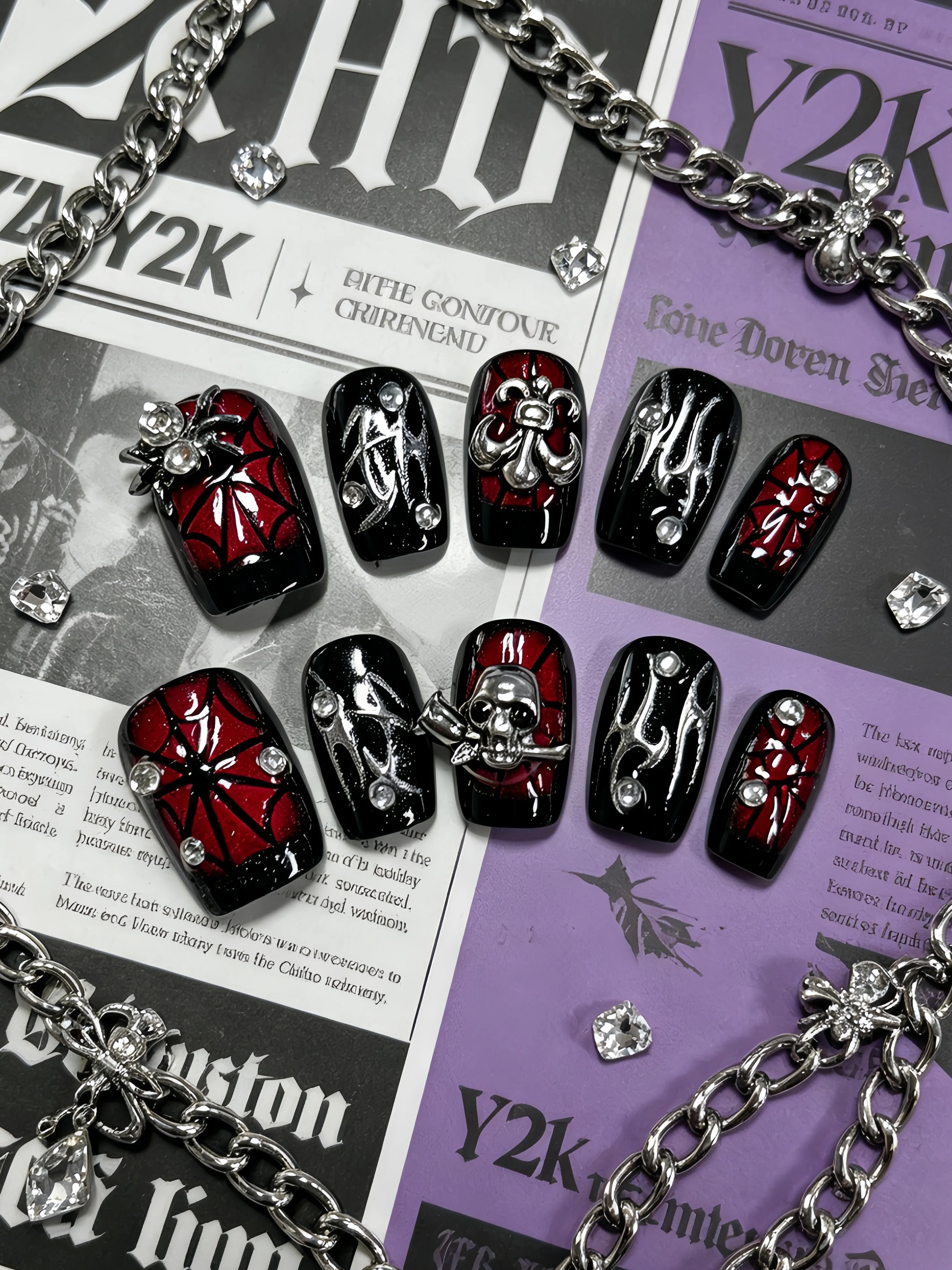 10 faux ongles courts carrés, motif œil de chat dégradé noir et rouge, associés à des décorations peintes à la main en forme de toile d'araignée noire et rouge, d'araignées argentées, de crânes et d'iris, autocollants pour ongles style gothique Y2K, polyvalents pour toutes les saisons, adaptés aux filles matures et élégantes, pour l'étude au quotidien, le lieu de travail, la vie de bureau, les cours, les rendez-vous, la photographie, les sorties en boîte de nuit, les fêtes, etc. Faux ongles style punk français, ongles foncés, amovibles et réutilisables, avec une colle gelée et une lime à ongles incluses