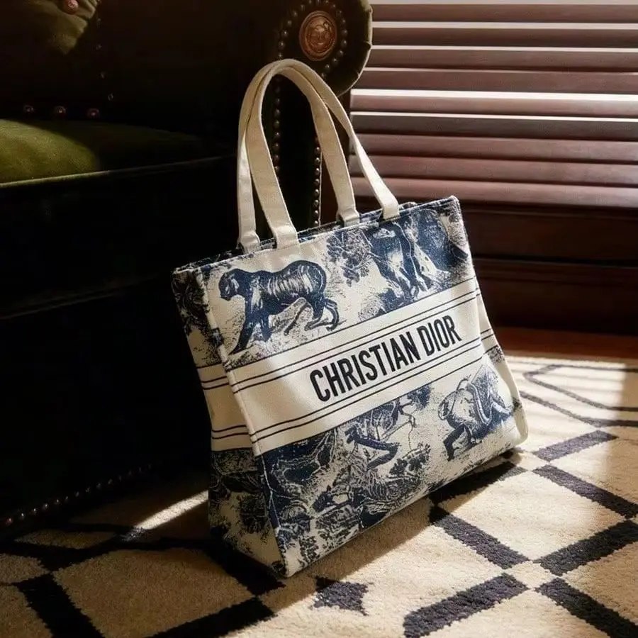 Image of Dior's Bag Dior Style Canvas Tote Bag mit Tiermuster, große tragbare Handtasche für Damen, Reisen, Pendeln, Geburtstagsgeschenk, Puderquaste