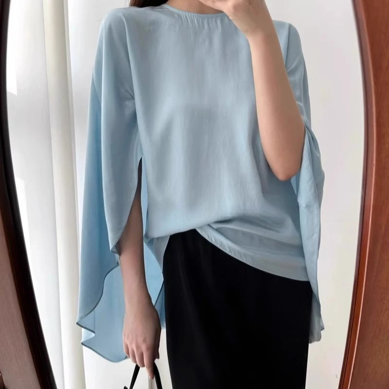 Camisa azul con tapa fluida y colgante