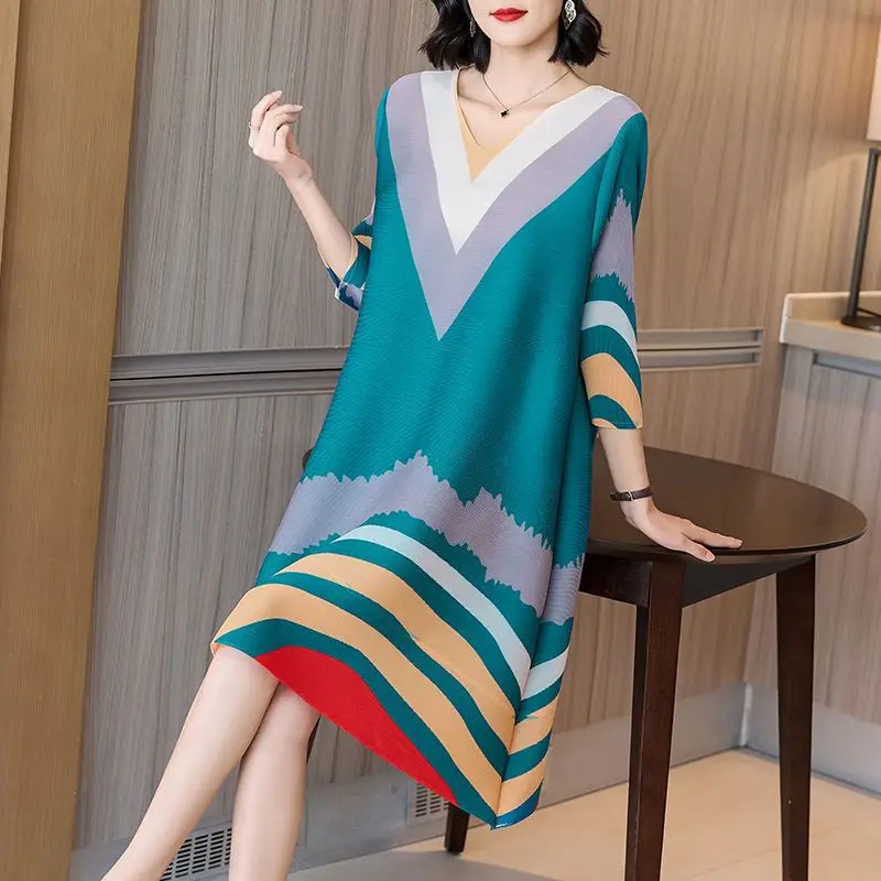 

Spring/Summer Pleated Design Sense Printed Dress 2023 New Fashion and Western Style V-neck Versatile Commuter Mid length Dress