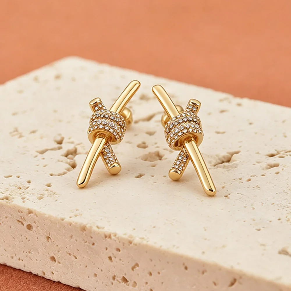 JeeMango Exquisite Ohrstecker mit Mikropavé-Zirkon-Knoten-Design, antiallergischer Edelstahl-Ohrschmuck für Damen E26118 – Detail 3