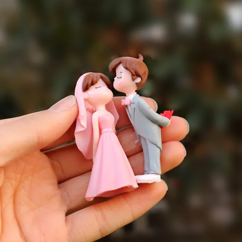 2Pcs Wholesale couple doll groom and bride kiss human-shaped ornament, wedding room decoration couple small gift