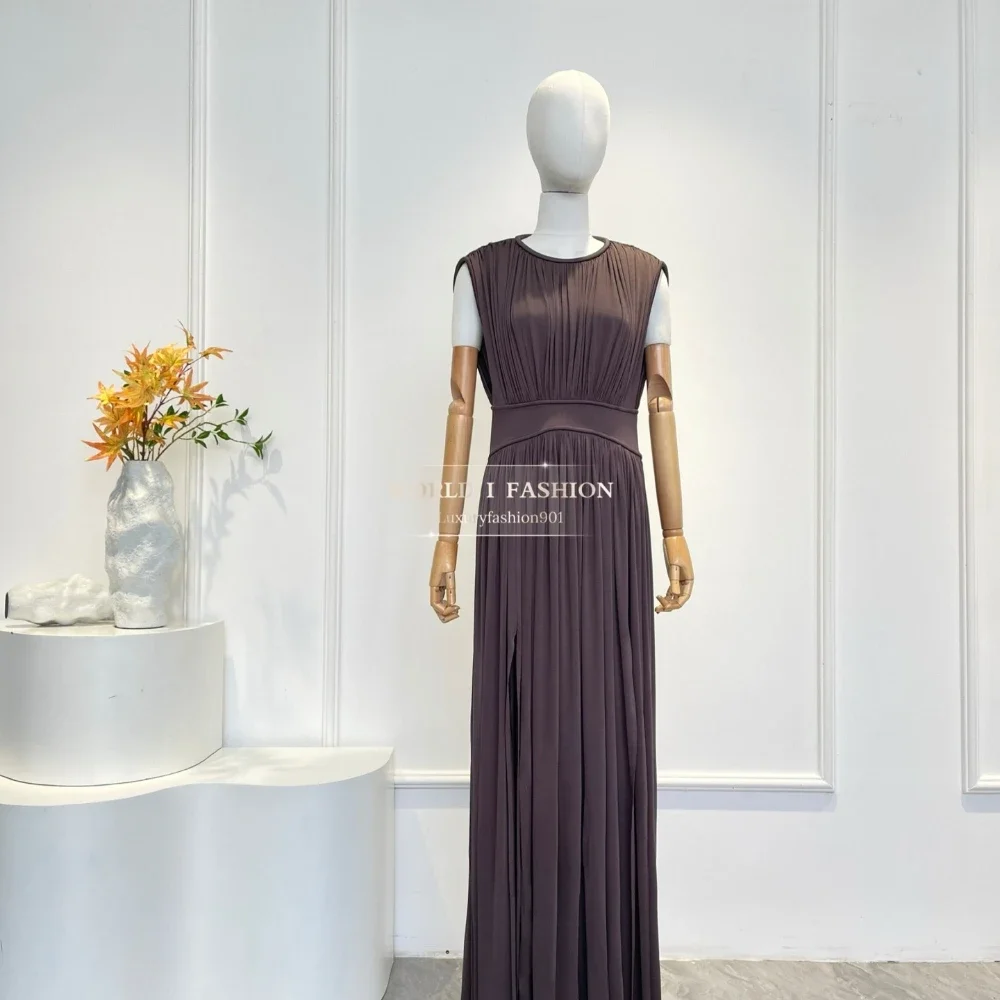 2025 Nuevo vestido largo con dobladillo y pliegues sin mangas color café marrón para mujer elegante