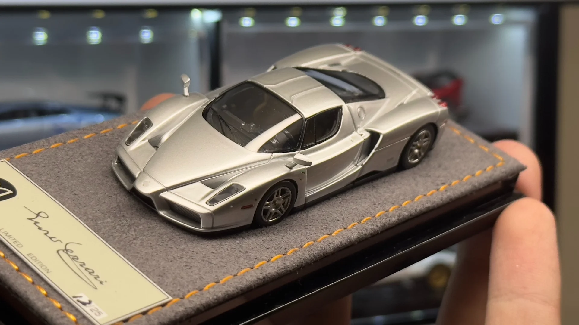 DMH 1:64 Enzo Silver Limited 25 قاعدة من جلد الغزال المخصصة من الراتينج محاكاة نموذج سيارة لعبة أطفال هدية