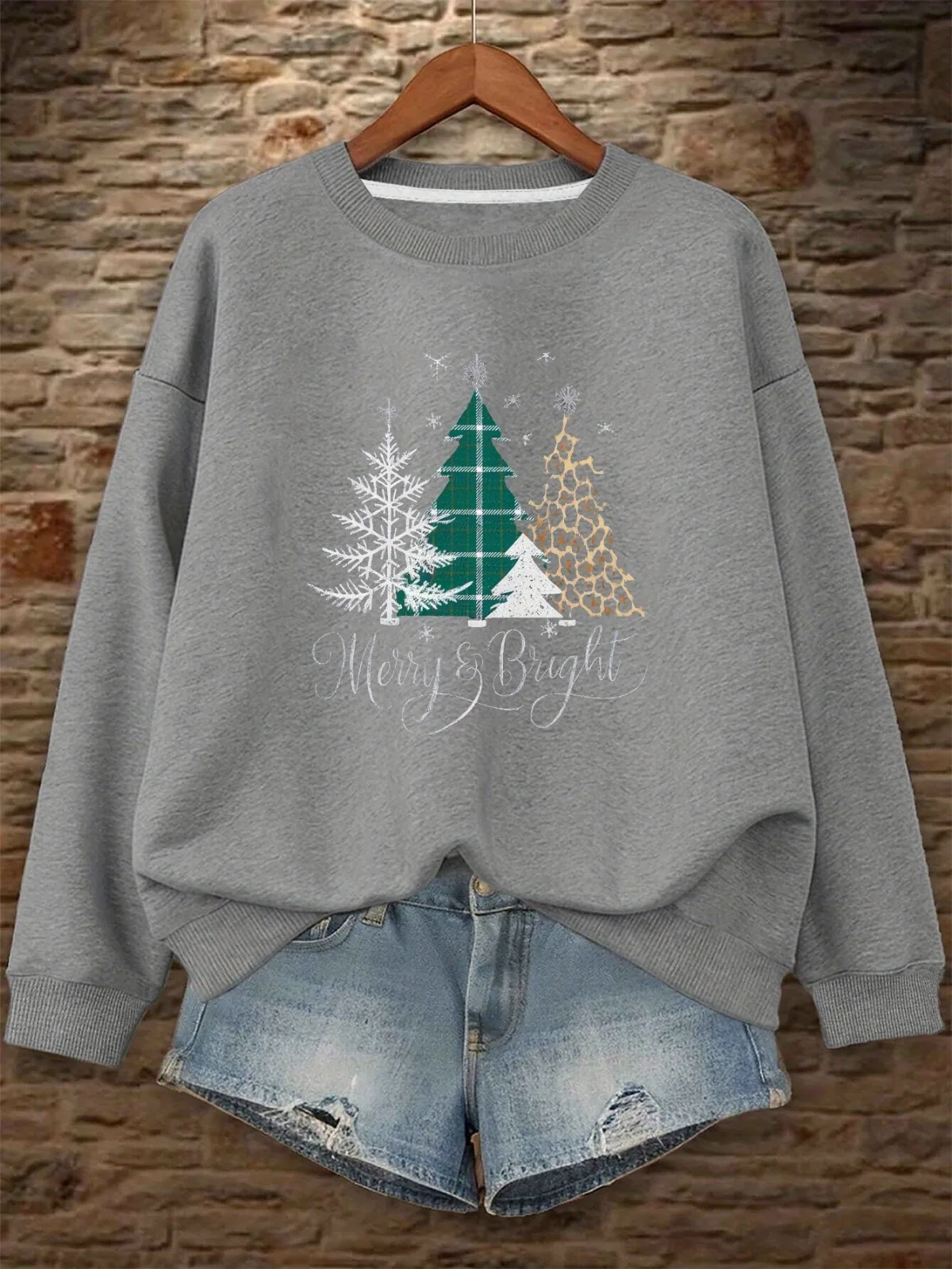 เสื้อฮู้ดพิมพ์ลายต้นคริสต์มาสและเกล็ดหิมะแฟชั่นลำลองสำหรับผู้หญิง คอกลมสวมใส่สบาย เหมาะสำหรับเป็นของขวัญวันหยุด