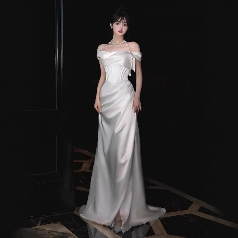 

Французское атласное свадебное платье на одно плечо с эффектом «рыбий хвост», создающее ощущение роскоши, в белом цвете, с фатой для выхода в свет