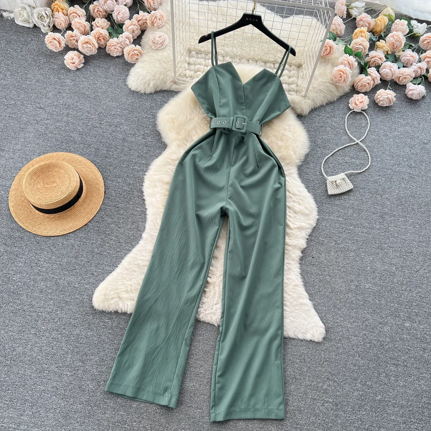 جمبسوت نسائي صيفي طويل بياقة على شكل V بدون أكمام وحزام تصميم فضفاض بأرجل واسعة موضة جديدة 2025 ملابس داخلية OL