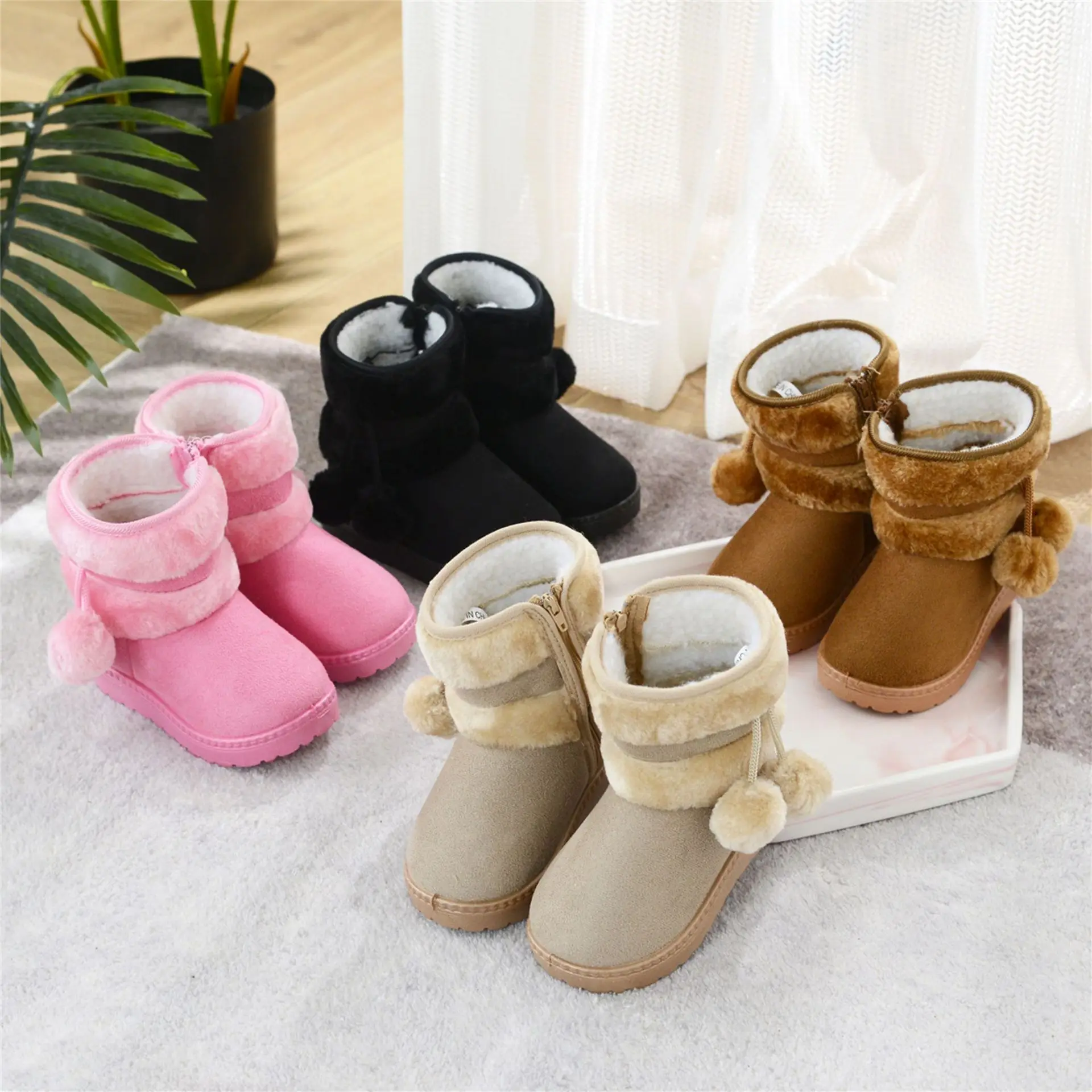 Neue Winterstiefel für Jungen und Mädchen, mit dicker Polsterung und Pompons, rutschfeste, weiche Wildleder- und Baumwollstiefel für Kinder, lässige, modische Stiefel für Babys und Teenager. – Detail 9