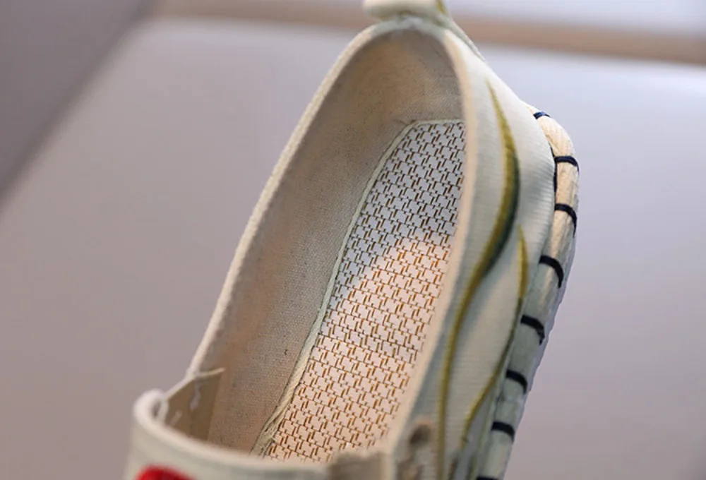 أحذية Streetwear كاجوال كلاسيكية من بكين القديمة أحذية Hanfu للنساء أحذية رياضية على الطراز العرقي مطرزة على الطراز الصيني الجنية