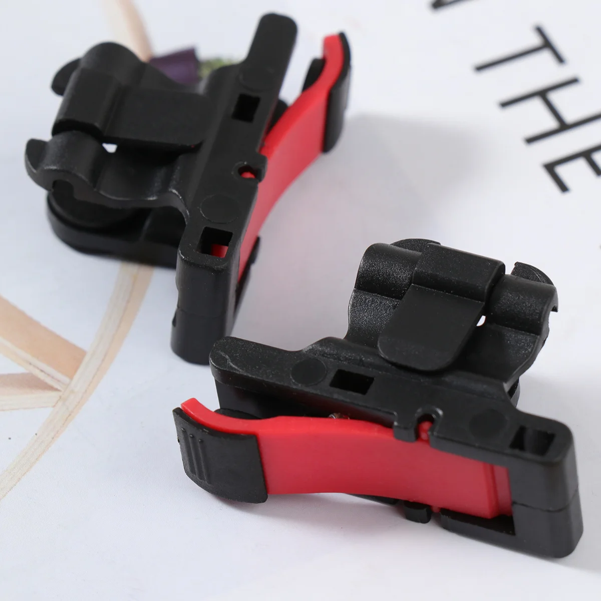 Quick Button Game Controllers Assist Tool Chicken-Eating Artifact for Phones Supports Fps Games Black and Red L R Version