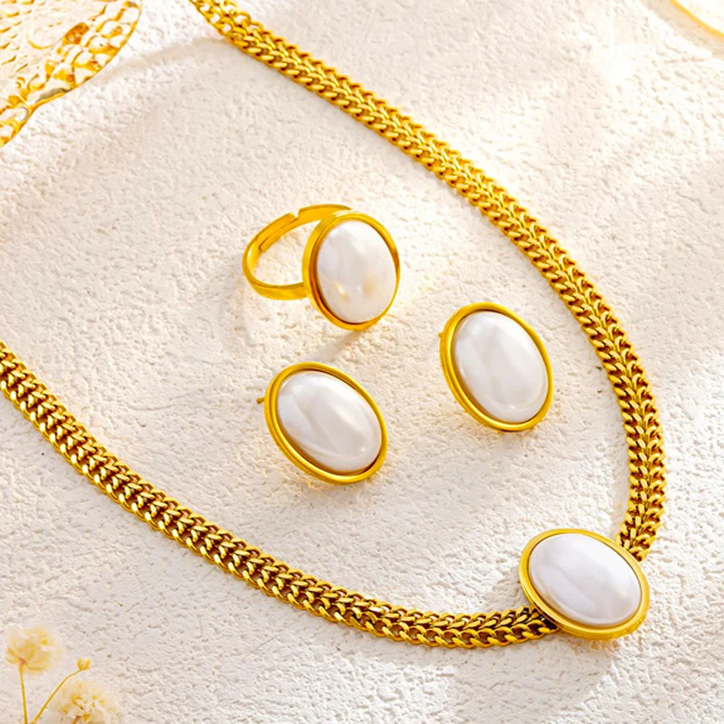 مجموعة مجوهرات أنيقة من الفولاذ المقاوم للصدأ مطلية بالذهب: قلادة سلسلة وأقراط وخاتم مع الأم - ترصيع اللؤلؤ