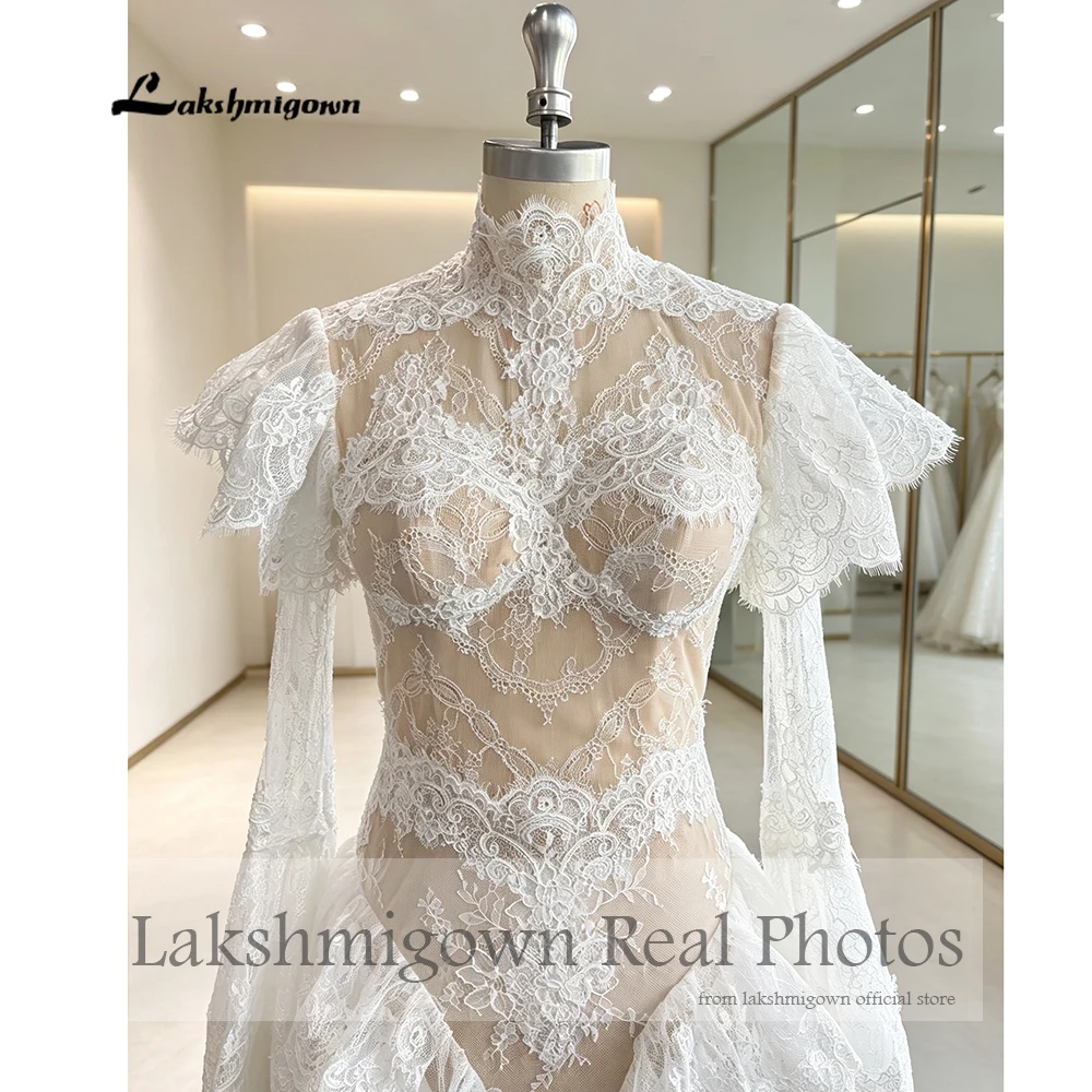 Lakshmigown Wunderschönes Spitzen-Meerjungfrauen-Brautkleid mit langen Ärmeln, hohem Kragen, Trompeten-Rüschen, maßgeschneidert. – Detail 8