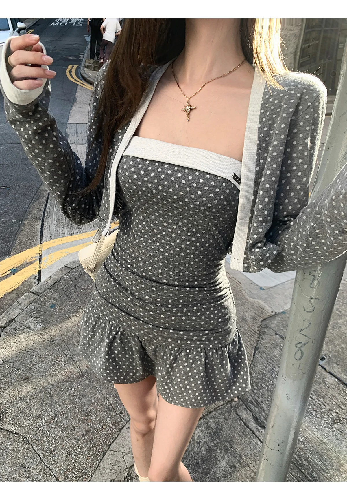 

Комплект: платье с открытыми плечами и кардиган, V-образный вырез, без рукавов, оверсайз, рукава «принцесса», вышивка, флис, весенняя мода