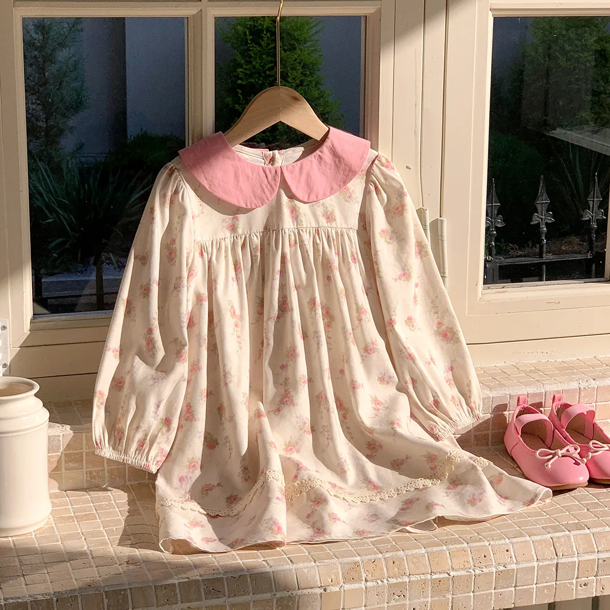 

Новое осеннее платье для маленьких девочек, детское платье с воротником Питера Пэна и длинными рукавами для девочек, повседневное платье с цветочной кружевной отделкой для девочек от 2 до 8 лет