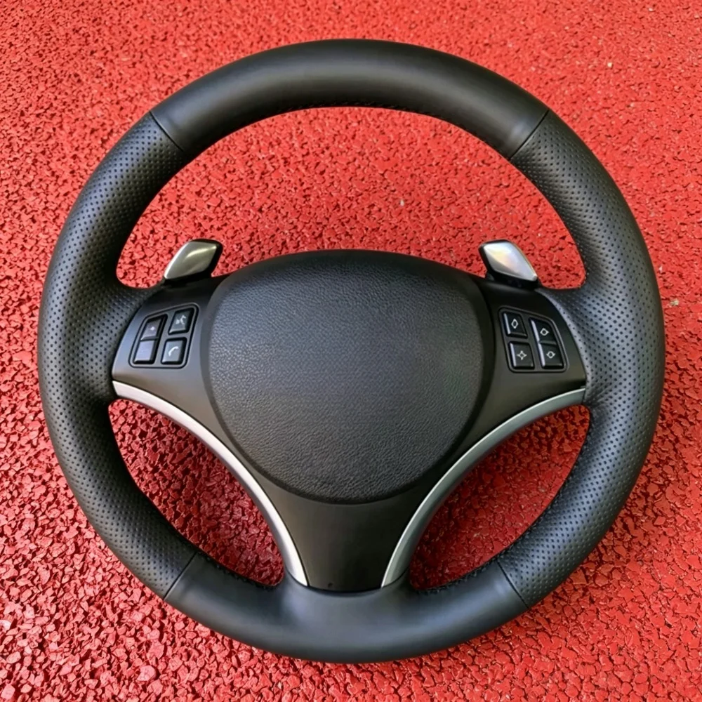 Autozubehör Handgenähter Mikrofaser-Leder-Lenkradbezug für BMW 1er Serie E81 E82 E87 E88 3er Serie E90 E91 E92
