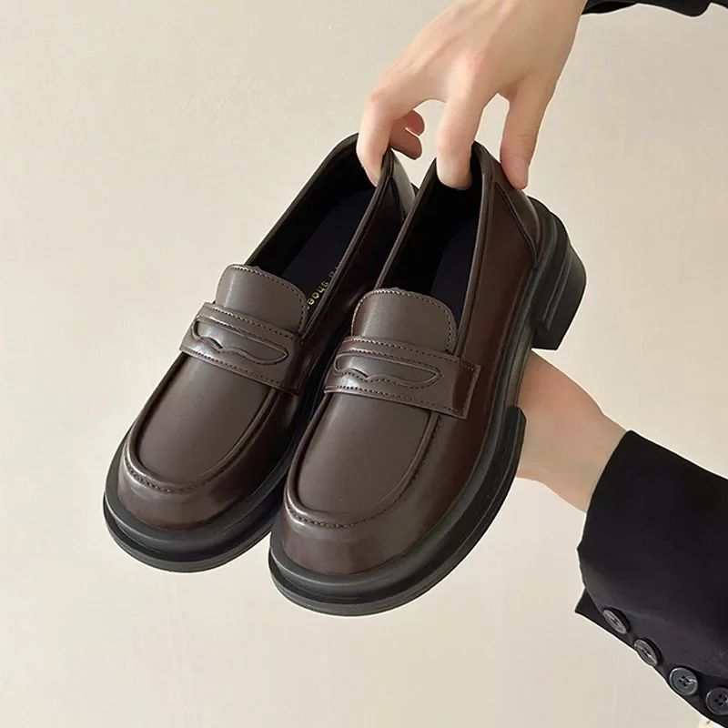 Moda damska mokasyny na obcasie brązowe czarne brytyjskie damskie skórzane buty luksusowe lakierki czółenka na kwadratowym obcasie JK jednolite buty