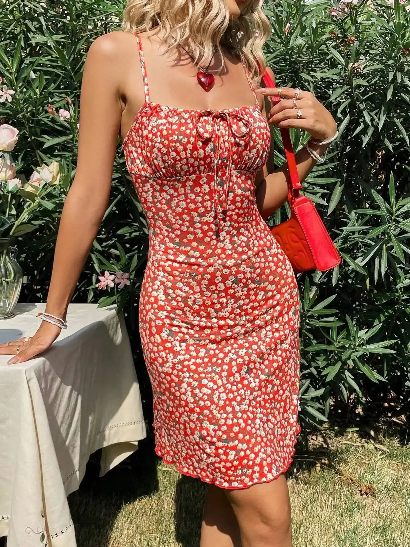 甘いファッションの女性用ミニドレス、スタイリッシュな赤いプリントのサスペンダー付き花柄ドレスは、夏の外出に最適です U4U6