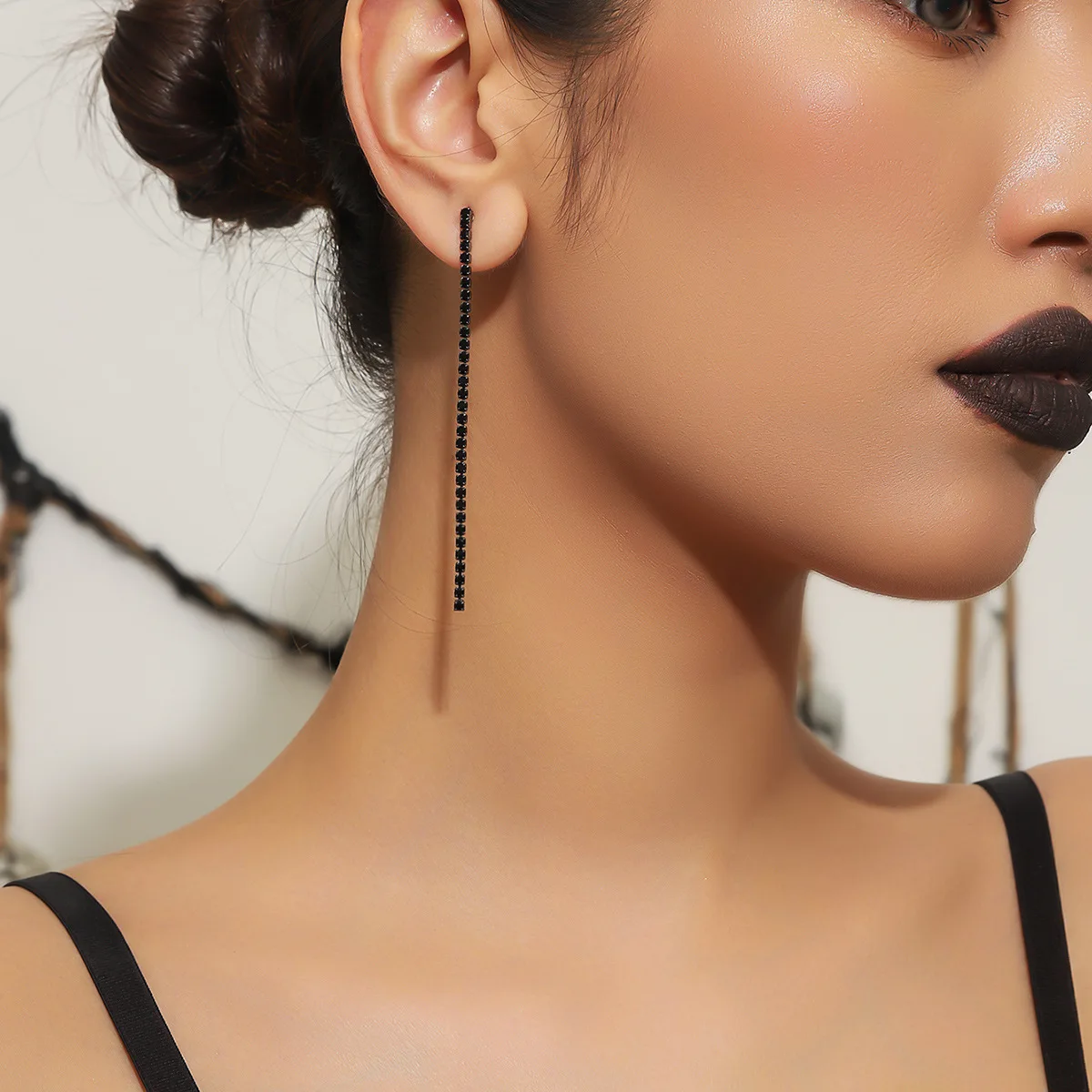 Town card, temperament sexy black rhinestone long earrings women, fashion high sense one thread stud earrings ear jewelry